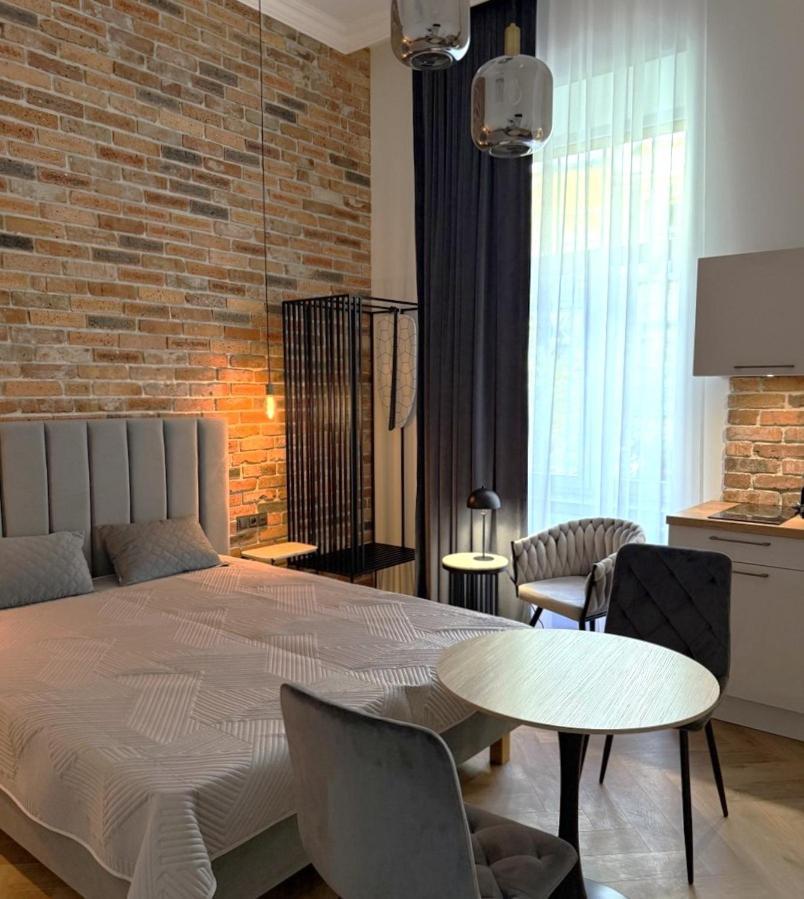 Old Town Charm & Chic By Downtown Apartment